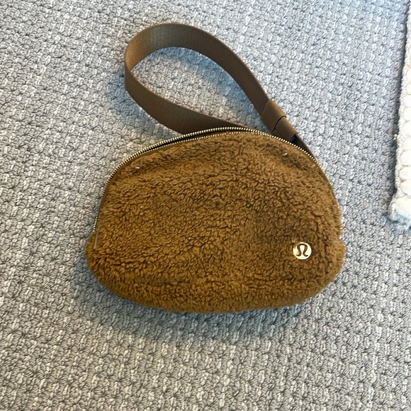 Lululemon (they don’t make it anymore) fuzzy woman’s crossbody bag - Picture 3 of 6